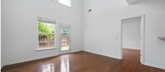 Charming 3-bedroom townhome with AC in welcoming Kennesaw