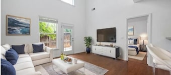Charming 3-bedroom townhome with AC in welcoming Kennesaw