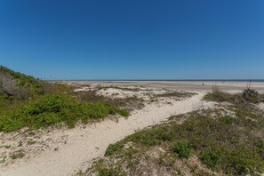 På stranden