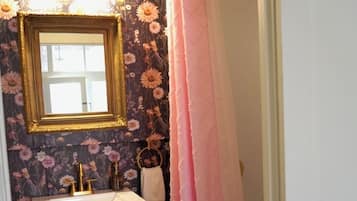 Séchoir à cheveux, serviettes fournies, savon, papier de toilette
