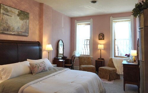 The Flower Loft - Historic Downtown Glasgow - Sleeps 6