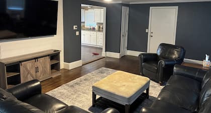 Cozy 2-bedroom house in charming Middletown with AC.