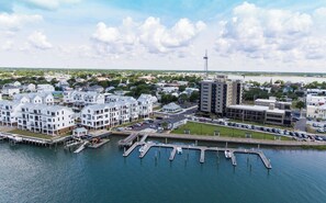 Un puerto deportivo con barcos amarrados, una zona de estacionamiento y edificios residenciales con balcones.