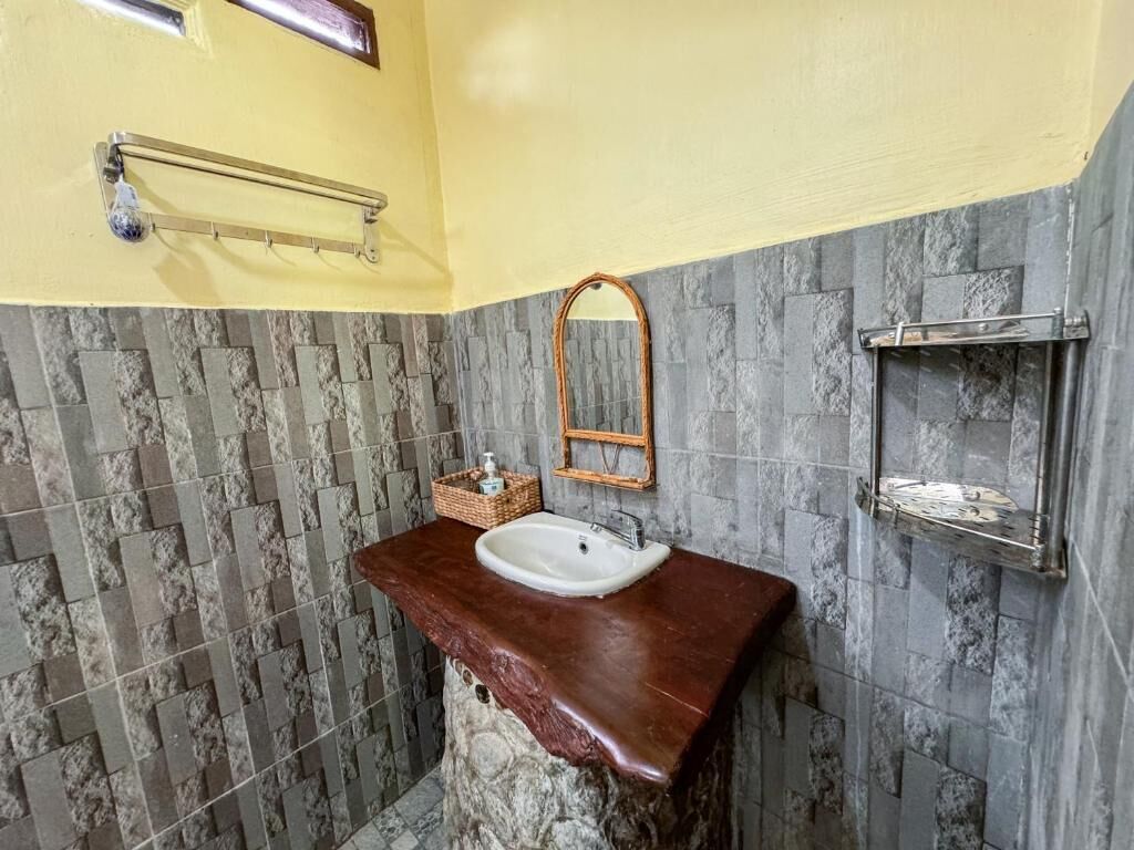 Villa Standard, vue sur le jardin | Salle de bain | Douche, articles de toilette (gratuits), séchoir à cheveux, savon