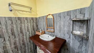 Villa Standard, vue sur le jardin | Salle de bain | Douche, articles de toilette (gratuits), séchoir à cheveux, savon