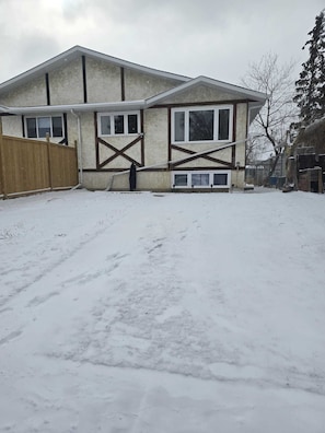 Property grounds - Family-Friendly Comfort in a Prime Location without the luxury price (Spruce Grove)
