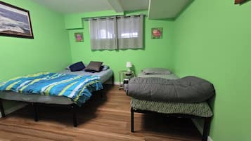 1 habitación, tabla de planchar con plancha, wifi gratis y ropa de cama
