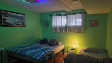 1 habitación, tabla de planchar con plancha, wifi gratis y ropa de cama