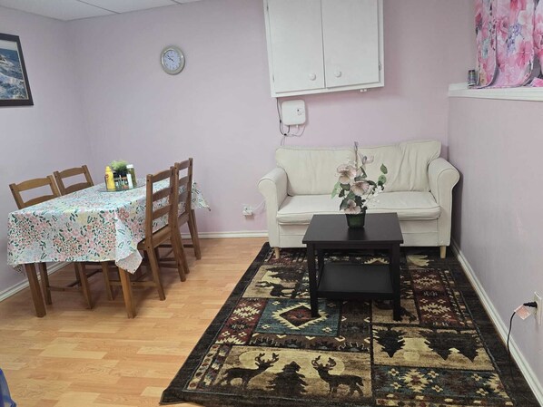 Smart TV, books - Family-Friendly Comfort in a Prime Location without the luxury price (Spruce Grove)