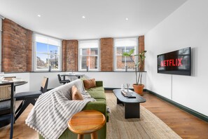 TV - Modern 2BR • Workspace • City Centre • 3 Beds (Manchester)
