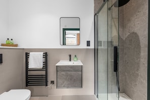Shower, hair dryer, towels, soap - Modern 2BR • Workspace • City Centre • 3 Beds (Manchester)