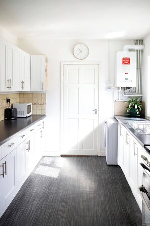 House, 5 Bedrooms | Private kitchen - 5-bedroom 11 Sleeps-fast Wifi, Free Parking, Netflix (Wolverhampton)