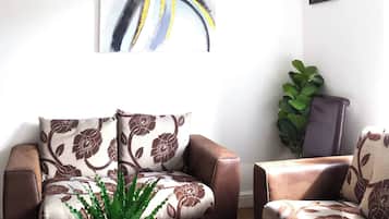 House, 5 Bedrooms | Living room