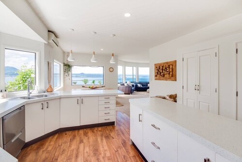 Serendipity Too- panoramic lake views, and contemporary interiors