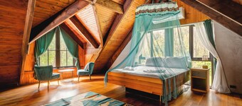 Myrtle Loft - Sun-Kissed Forest Garden, Emerald