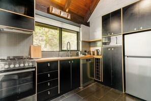 Private kitchen - Myrtle Loft - Sun-Kissed Forest Garden, Emerald (Emerald)