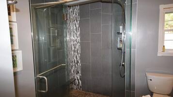 Baignoire à jets, sèche-cheveux, serviettes fournies, savon