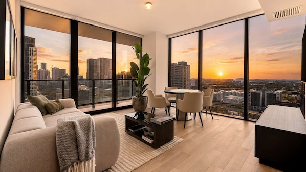 TV, offices - Elite Miami Condo at E11EVEN with Rooftop Pool (Miami)