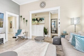 Living area - Luxury Hyde Park Retreat Sauna & Gym Group of 12 (Tampa)
