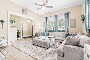 Living area - Luxury Hyde Park Retreat Sauna & Gym Group of 12 (Tampa)