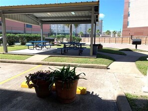 Outdoor dining - Coral Reef Retreat (Galveston)