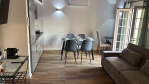 Eine moderne Küche mit Essbereich, einer Couch und einer Schiebeglasdoor.