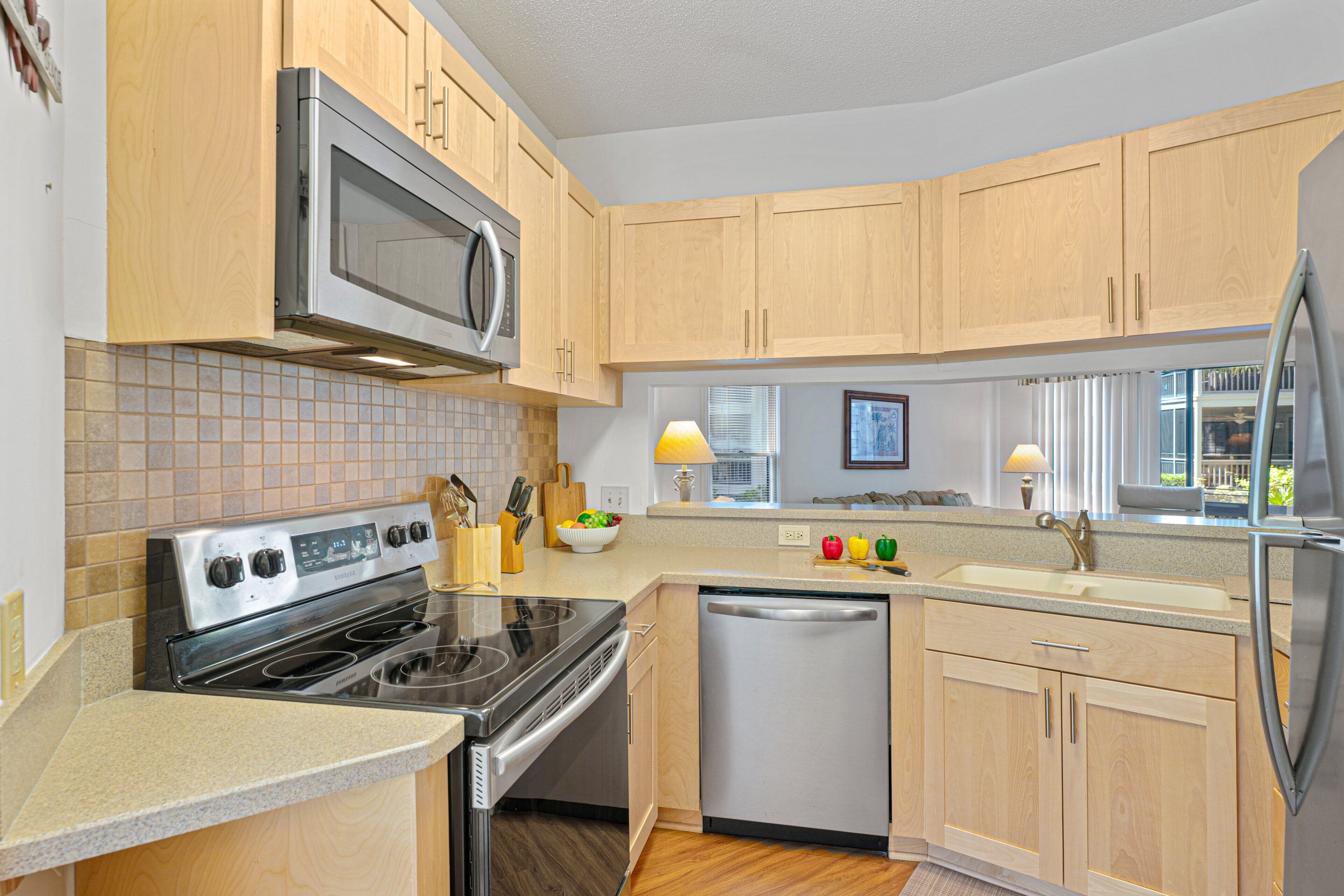 Coffee/tea maker, fridge, microwave, stovetop