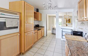 Coffee/tea maker, fridge, microwave, oven - Grande maison avec Jacuzzi (Mandres-les-Roses)
