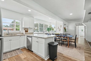 Coffee/tea maker, fridge, microwave, oven - Seminole 4BR/2BA Pool, Game Room & Fenced Yard (Seminole)