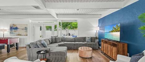 Smart-TV, Tischfußball, Tischtennisplatte