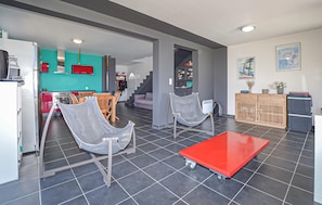 Ein modernes Wohnzimmer mit Küche, Essbereich und Sitzecke.