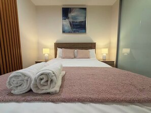 Room - Stylish Ashfield Retreat with Easy CBD Access (Ashfield)