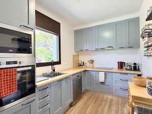 Wasserkocher mit Kaffee-/Teezubehör, Kühlschrank, Mikrowelle, Ofen