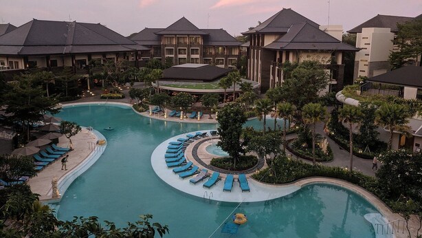 A resort with a large central pool, multiple lounge areas, and a variety of trees and plants. - Marriott Bali Nusa Dua Gardens 1 Bedroom Kitchenette 3 weeks (Badung Regency)