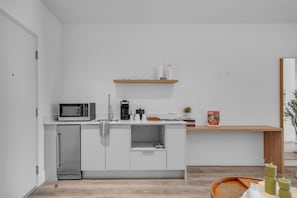 Réfrigérateur, micro-ondes, four, plaque de cuisson