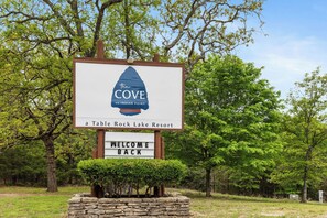 Willkommensschild für The Cove an Indian Point, ein Resort am Table Rock See.