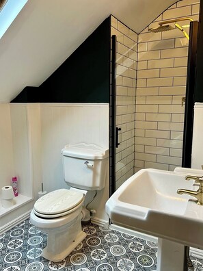 Ein Badezimmer mit Toilette, Waschbecken und Dusche.