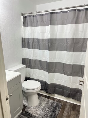 Bathroom - 3-bedroom house in beautiful Tacoma near American Lake Family-friendly (Tacoma)