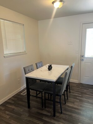 Dining - 3-bedroom house in beautiful Tacoma near American Lake Family-friendly (Tacoma)