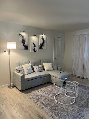 Living area - 3-bedroom house in beautiful Tacoma near American Lake Family-friendly (Tacoma)
