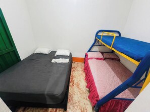 A small room with a single bed, a bunk bed, and a green door. - Creekvista Vista y Encanto del Charco (Cocorná)