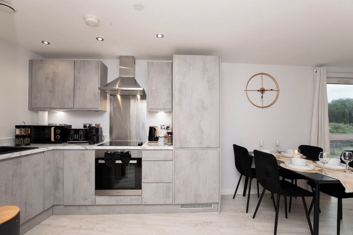 Coffee/tea maker, microwave, dishwasher, dining tables