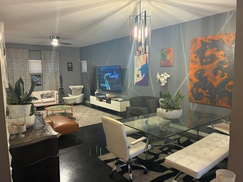 Stylish DOWNTOWN Retreat….quite and city walkable: 2 bdrm & 2.5. bath. Sleeps 8