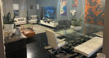 Stylish DOWNTOWN Retreat….quite and city walkable: 2 bdrm & 2.5. bath. Sleeps 8