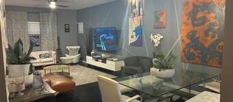 Stylish DOWNTOWN Retreat….quite and city walkable: 2 bdrm & 2.5. bath. Sleeps 8