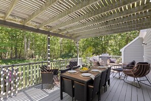 Outdoor dining - Modern House on a Private Wooded Lot (Sag Harbor)