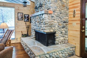Interior - (42A) Megan's Retreat at The Redwoods in Yosemite (Yosemite National Park)