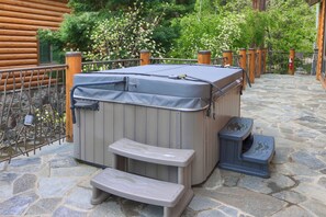 Ein Whirlpool mit Stufen und einer Holzterrasse.