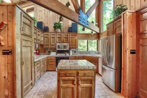 Coffee/tea maker, fridge, microwave, oven - (20A) Summit House - The Redwoods in Yosemite (Yosemite National Park)