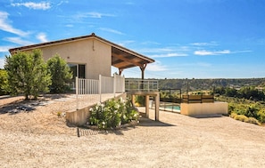 A modern house with a covered patio, a swimming pool, and a view of the surrounding landscape. - Beautiful home in Gras (Gras)